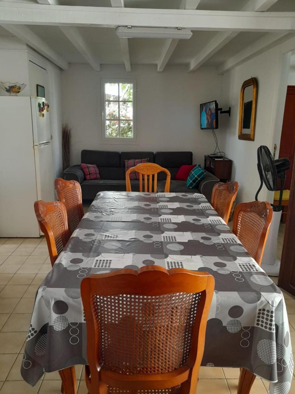 Maison Creole Chaleureuse Avec Stationnement 르 고지에 외부 사진